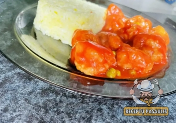 Vištiena kaip vyšnia - kinietiškos vyšnaitės su pomidorų padažu ir žirneliais